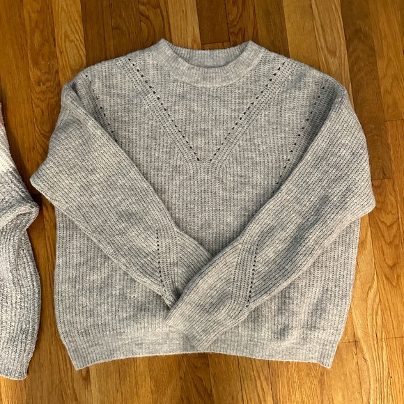 2 Sweaters Size Small - Picture 2 of 3